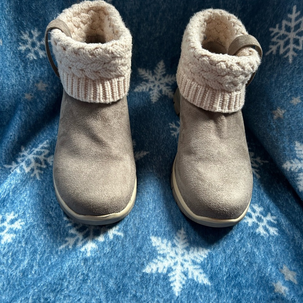 Skecher suede taupe Ankle Boots with Knit Cuff.  Size 9